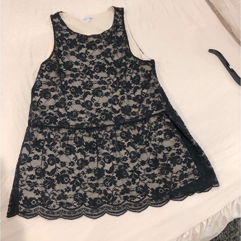 Sz L Black lace overlay blouse. Crème color underlay